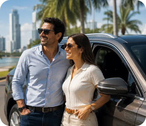 Pareja junto a auto en Panamá